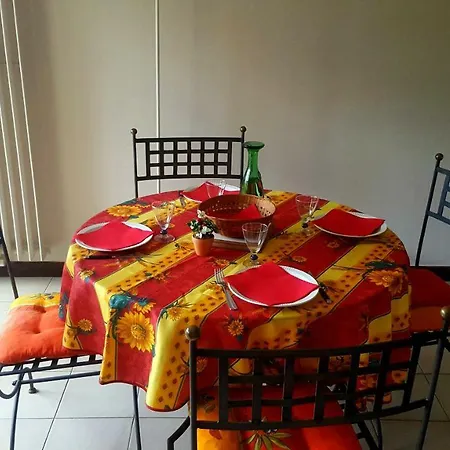 Apartment Provencal Dans Avec Piscine