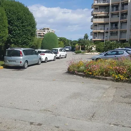 Apartment Provencal Dans Avec Piscine